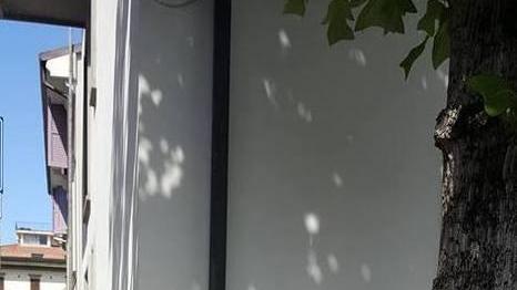 La scritta sul muro dell'albergo
