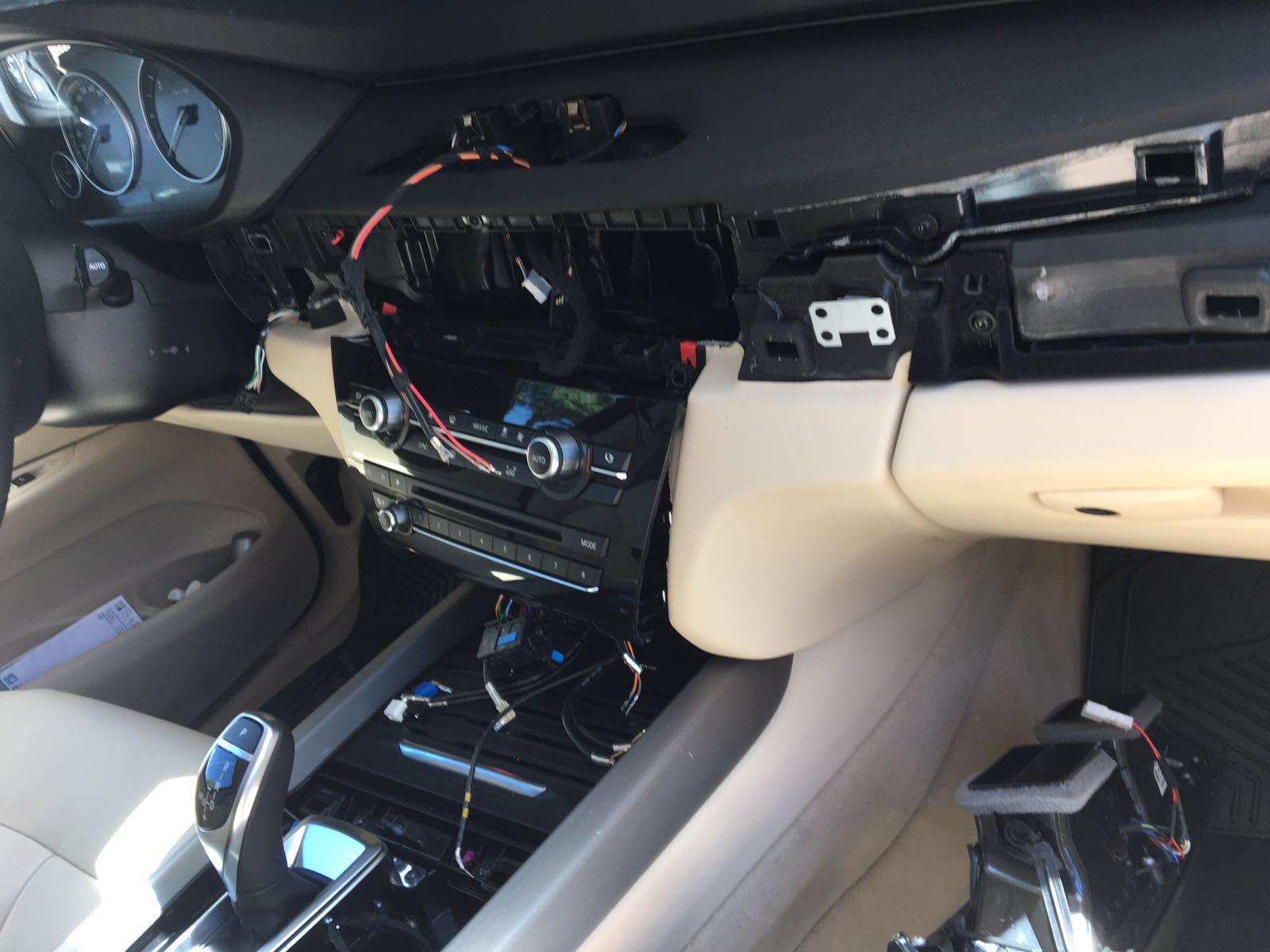 Il cruscotto sventrato della Bmw X5