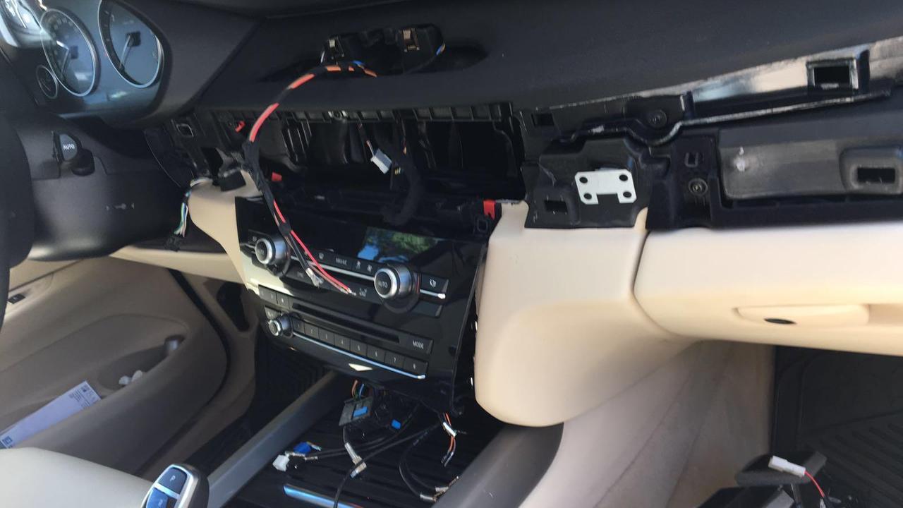 Il cruscotto sventrato della Bmw X5
