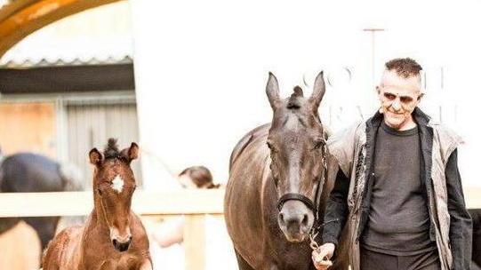 L’uomo e il cavallo: Lindo Ferretti celebra “La cerimonia del sé”