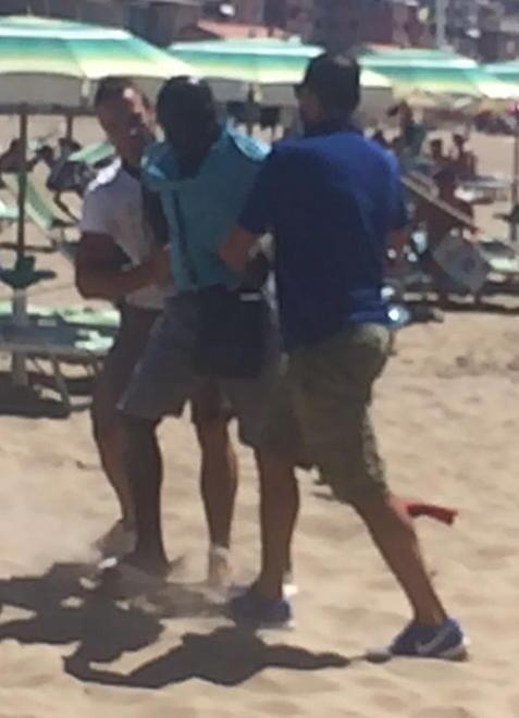 Inseguito sulla spiaggia con i giubbotti contraffatti 