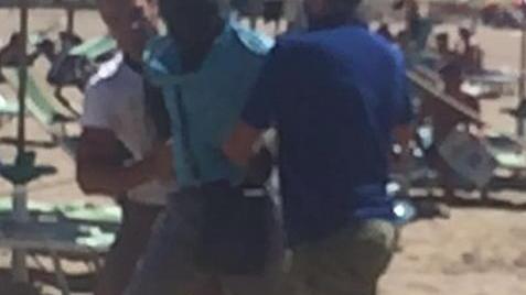 Inseguito sulla spiaggia con i giubbotti contraffatti