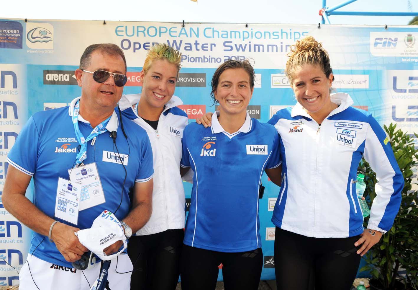 l sindaco Massimo Giuliani e l’argento di Rio 2016 Rachele Bruni (al centro) agli Europei di nuoto di Piombino del 2012 (foto Paolo Barlettani)
