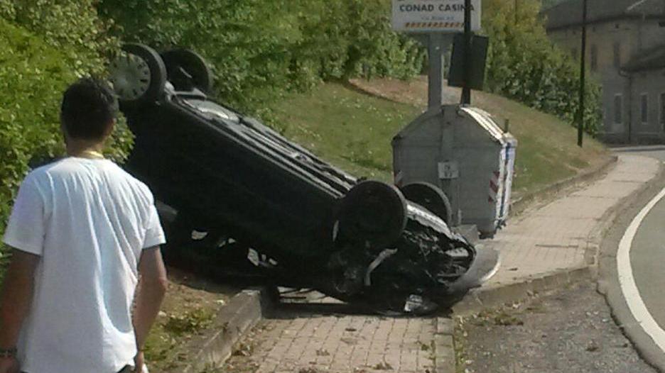 Esce di strada e si capovolge sulla statale 63, donna ferita