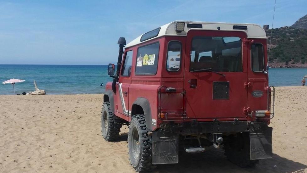 Sassari, col fuoristrada in spiaggia: turisti multati a Porto Ferro 