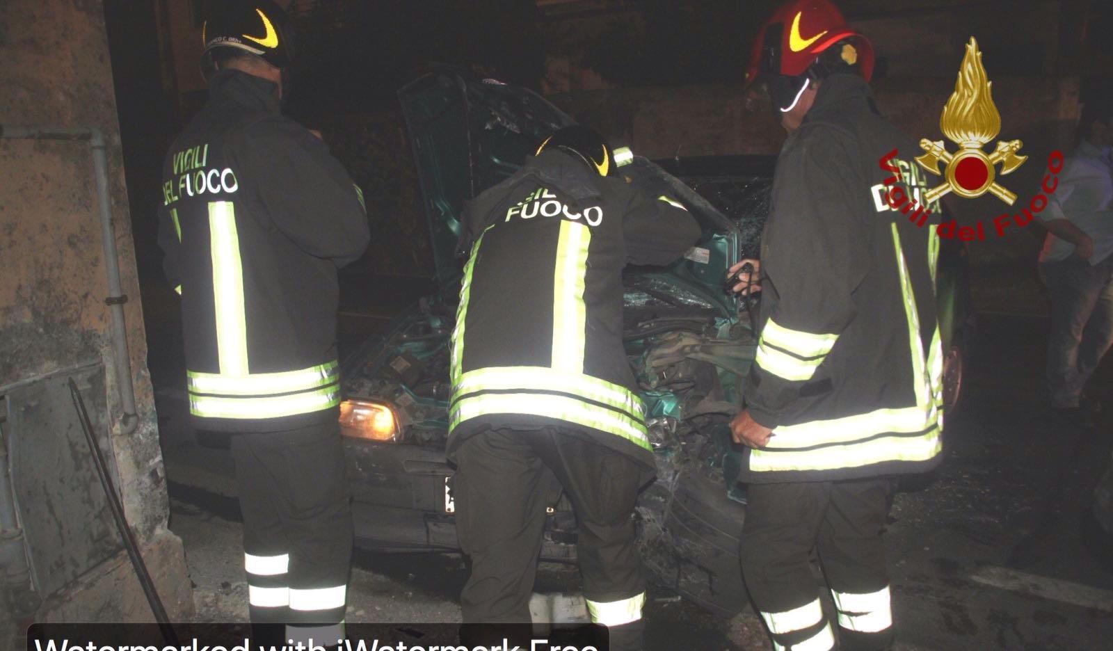 Si schianta con l'auto contro un muro, era ubriaco