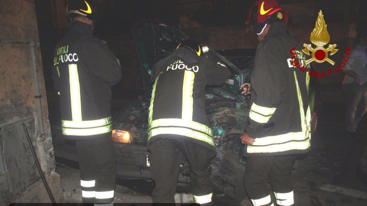 Si schianta con l'auto contro un muro, era ubriaco