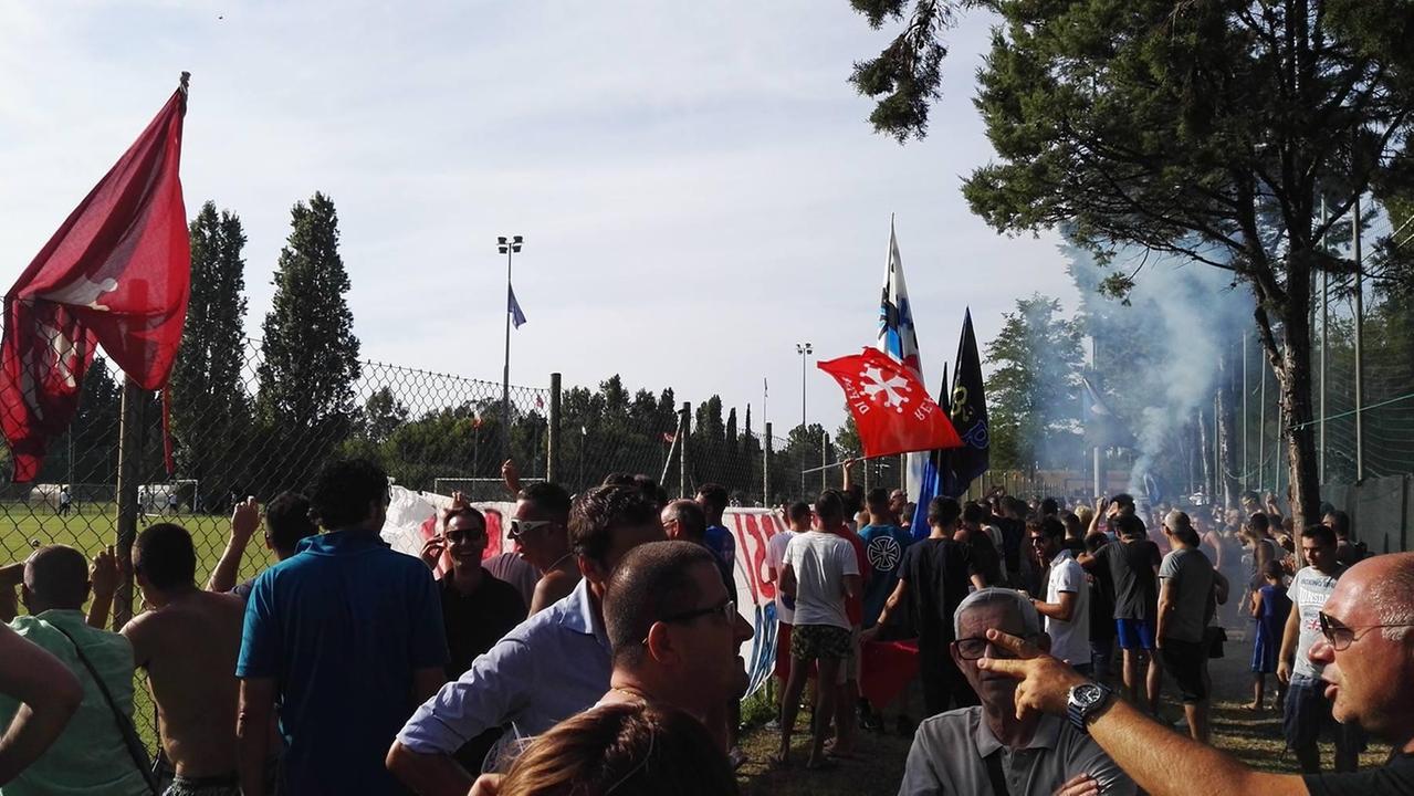 Tifosi a un allenamento a San Piero per incitare la squadra