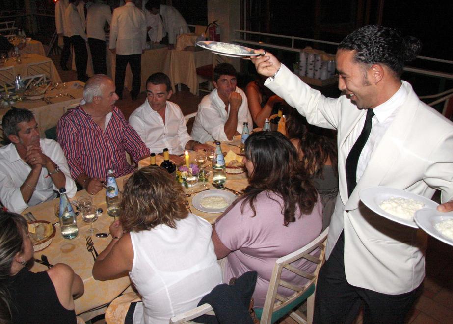 Un cameriere al lavoro nel ristorante di uno stabilimento balneare (foto d'archivio) 