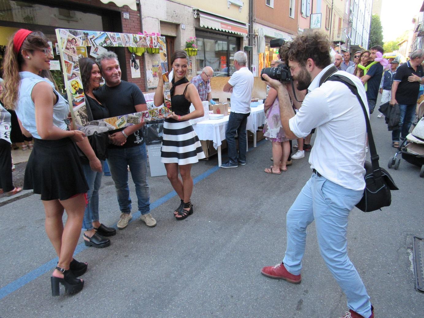 Le pin-up durante la festa anni '70 in centro a Pavullo