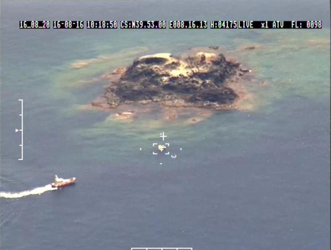 L'immagine di una delle due imbarcazioni raggiunta dalla motovedetta