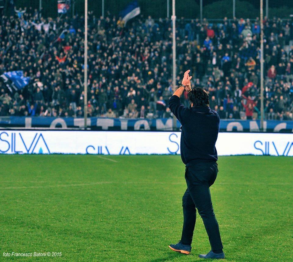 Rino Gattuso saluta i tifosi in una gara casalinga (pisachannel.tv)