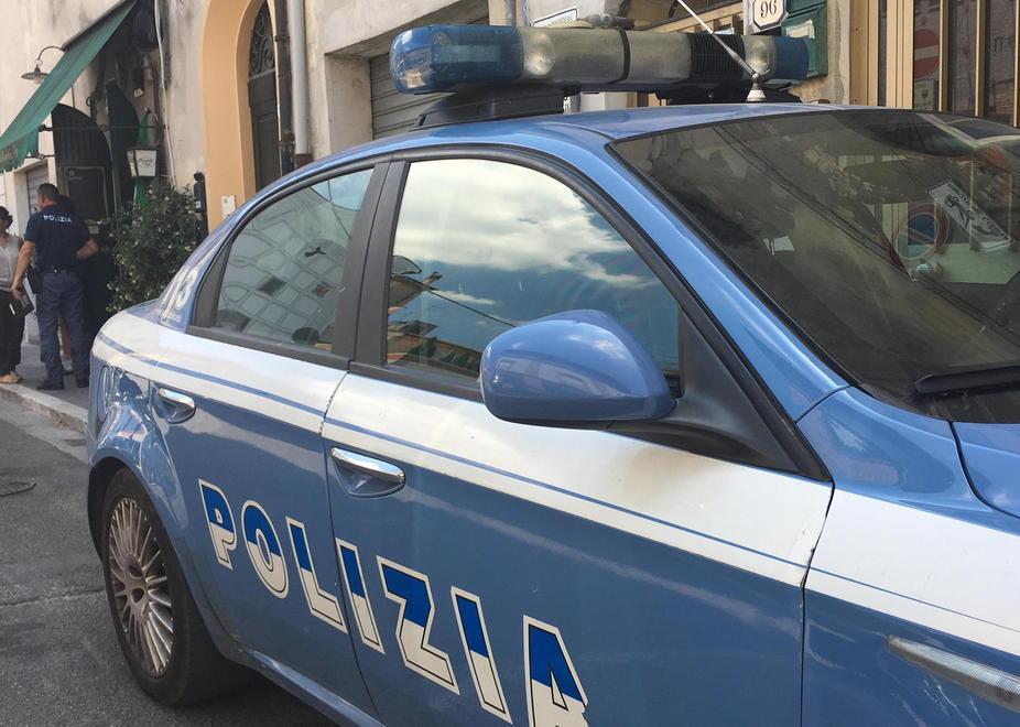 Rubano cinque fucili e una P38 