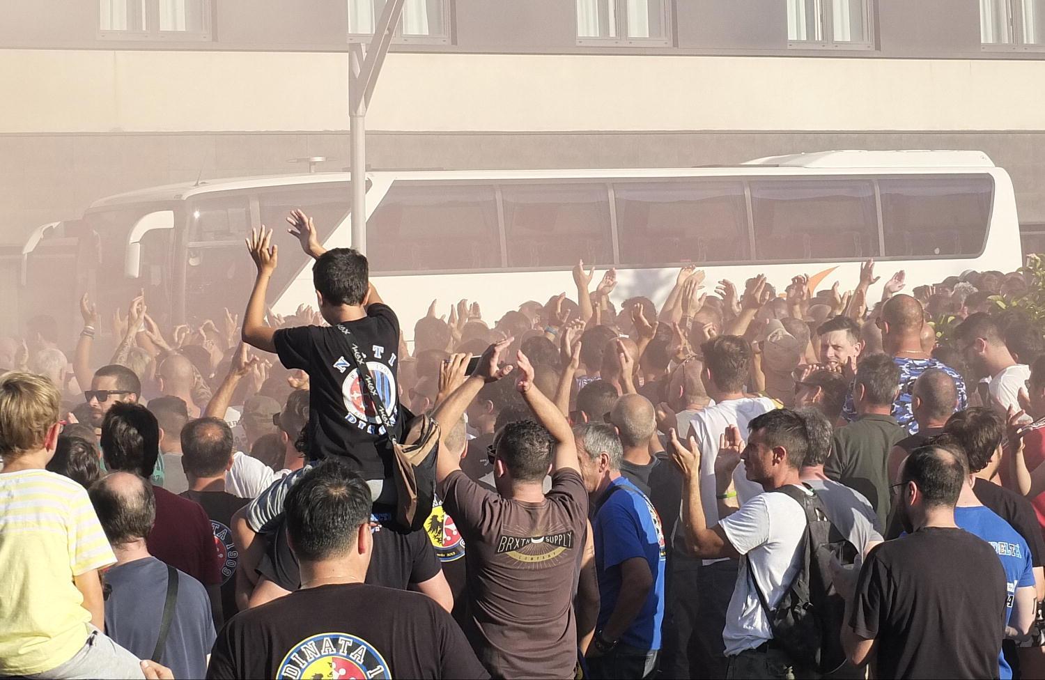 I tifosi davanti all'albergo della squadra lo scorso 3 agosto (Muzzi)
