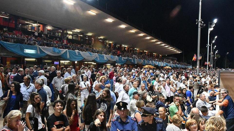 Le tribune gremite dell'ippodromo la sera di Ferragosto (foto Rosellini)