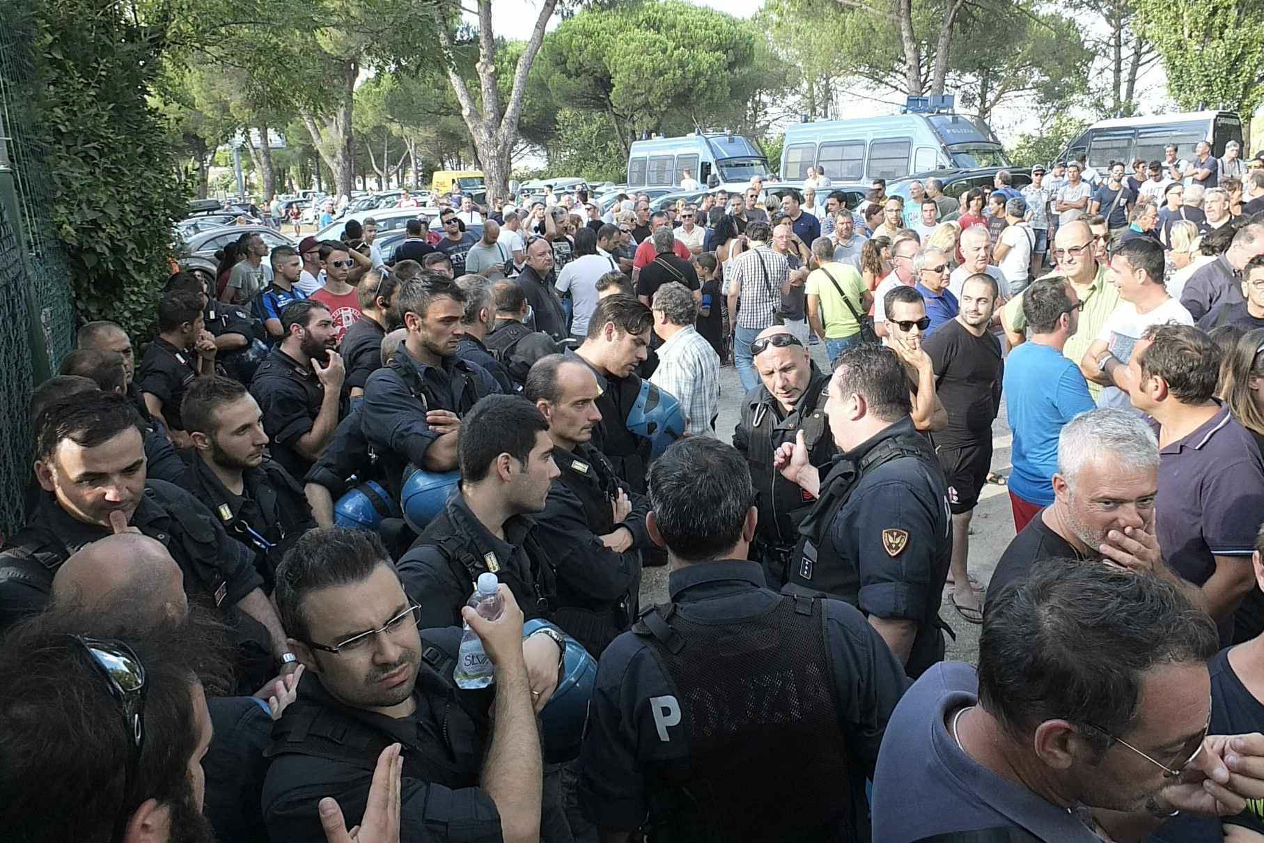 Tifosi e polizia a San Piero (Muzzi)