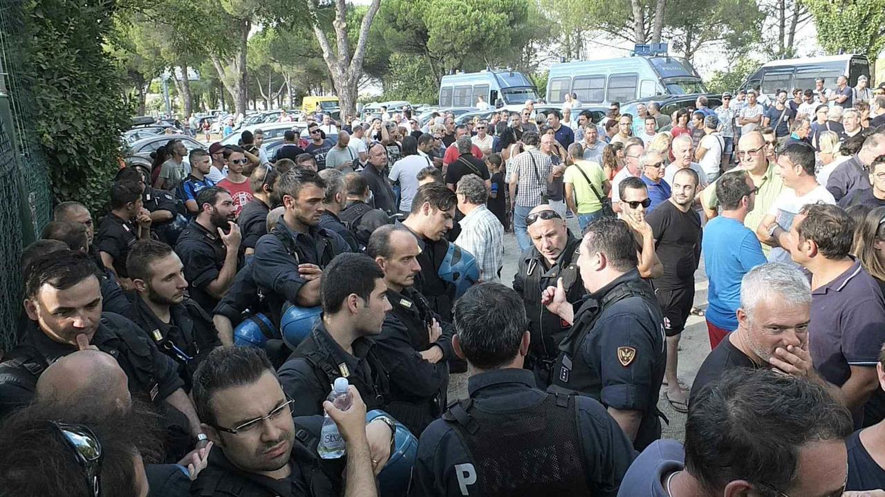 Tifosi e polizia a San Piero (Muzzi)