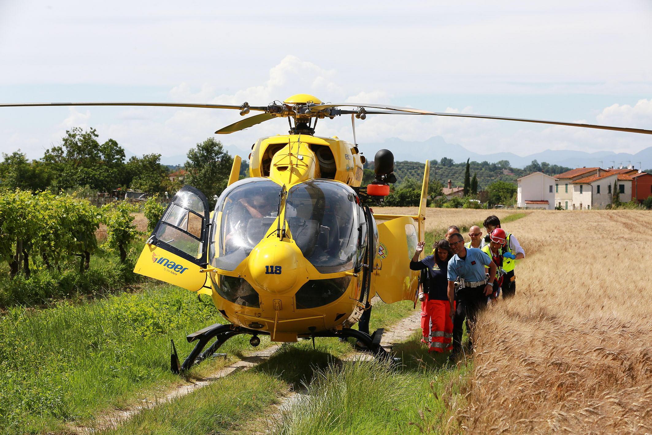 L'intervento di un elisoccorso (foto d'archivio)