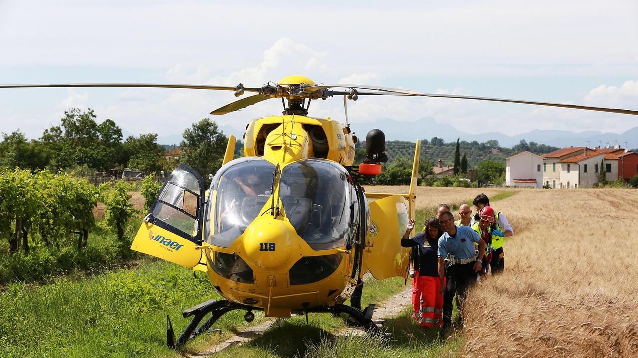 L'intervento di un elisoccorso (foto d'archivio)