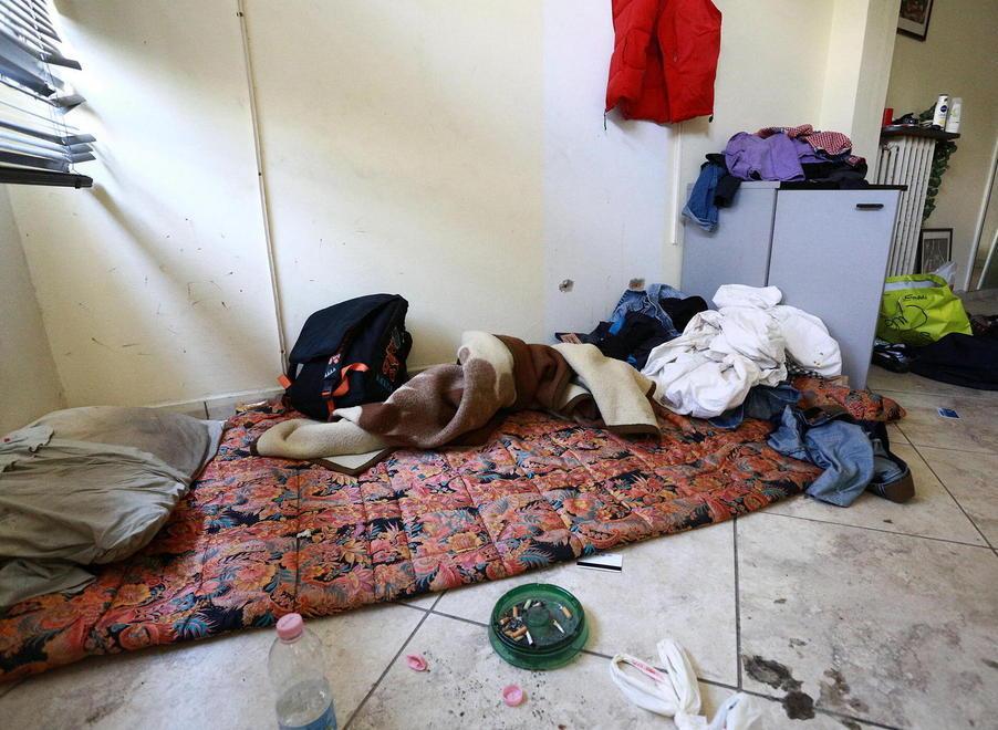 Un “posto letto” all’interno dei locali dell’ex Sve a Santa Maria (Fotoservizio Agenzia Carlo Sestini)
