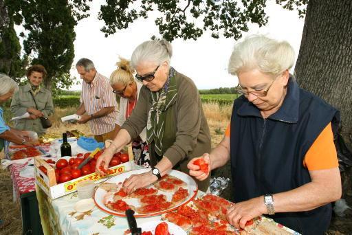 La preparazione del pane e pomodoro per la festa dell'Accademia della frega
