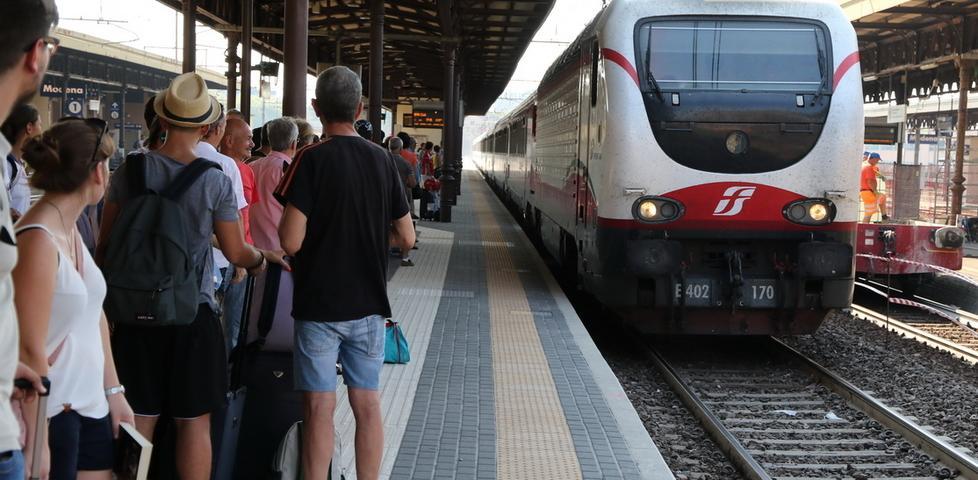 Stazione di Modena, allarme bomba ma è il kit del mangiafuoco 