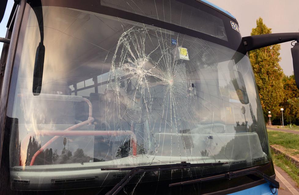 Vandali danneggiano 6 autobus a Carpi