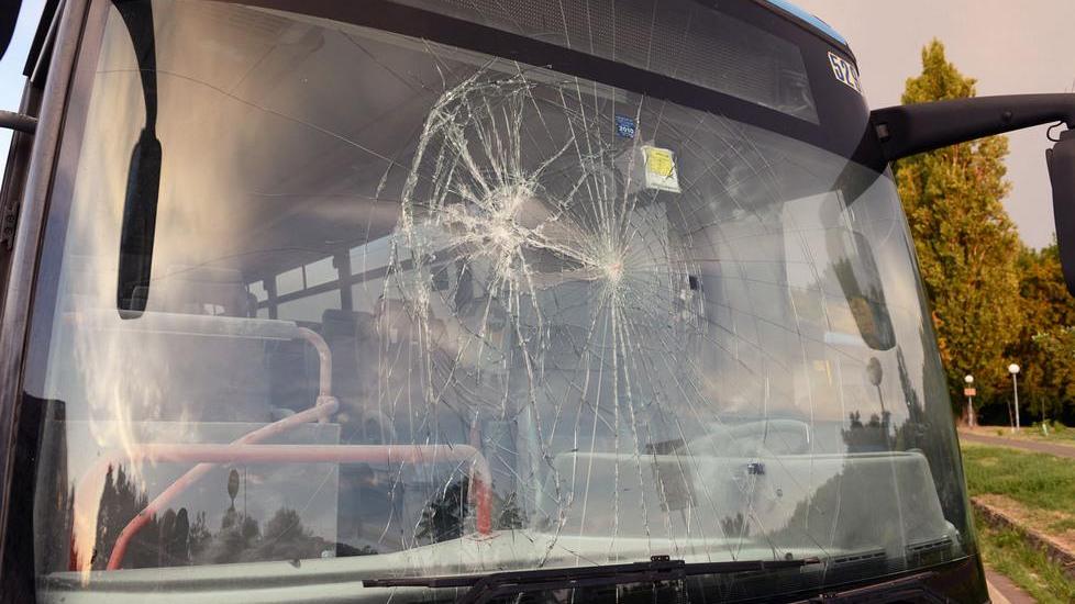 Vandali danneggiano 6 autobus a Carpi