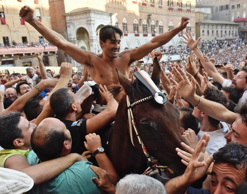 Scompiglio entra nella storia Firma il bis al Palio di Siena 