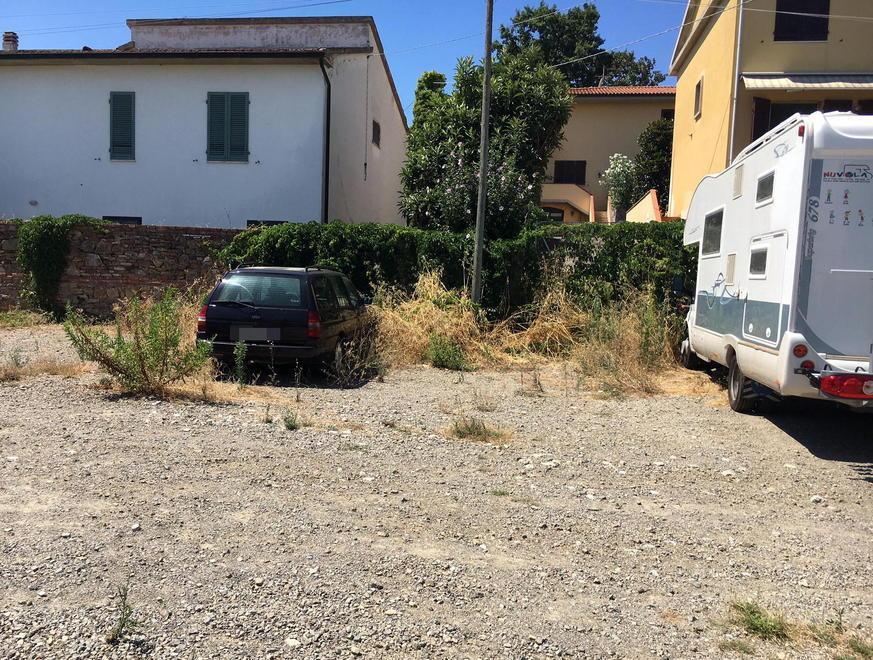 Quel parcheggio tra incuria e degrado