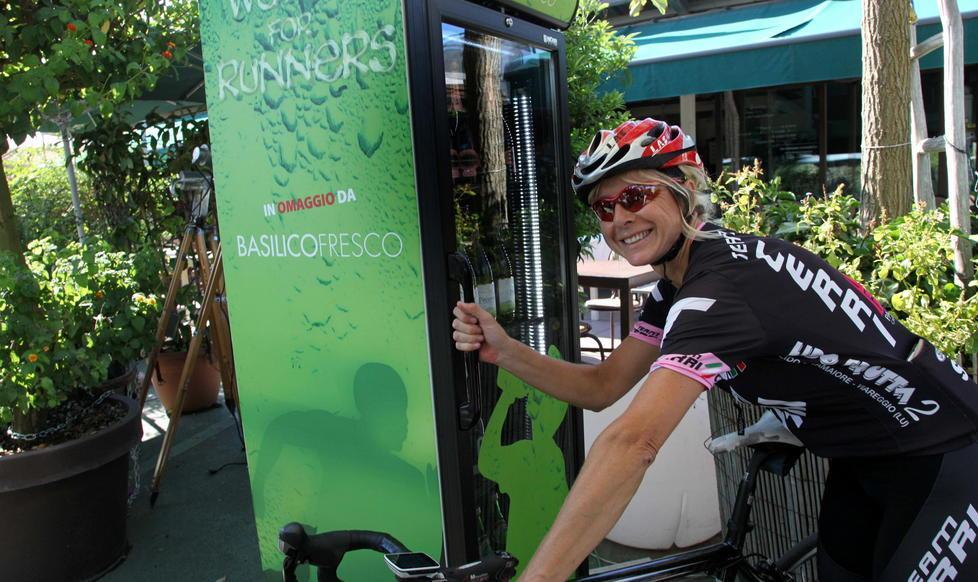Il ristorante Basilico regala acqua fresca a chi passa in bici