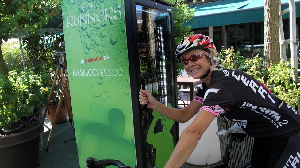 Il ristorante Basilico regala acqua fresca a chi passa in bici