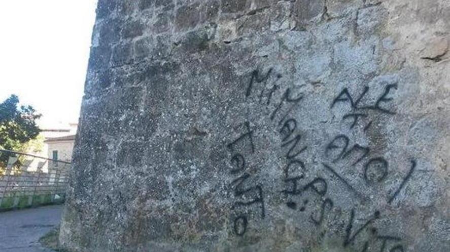Scritte sulle mura, scoperti i ragazzi che le hanno fatte