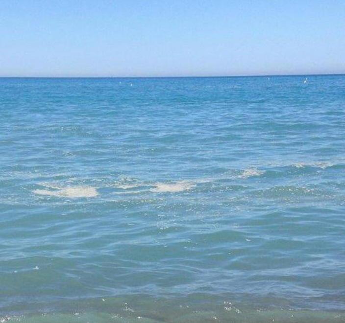 Schiuma in mare, è allarme il sindaco dà rassicurazioni 
