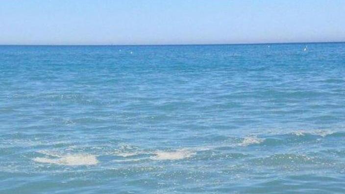 Schiuma in mare, è allarme il sindaco dà rassicurazioni