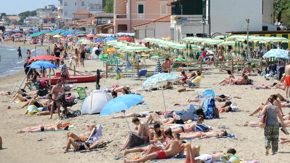 Spiagge sporche, bagnanti delusi