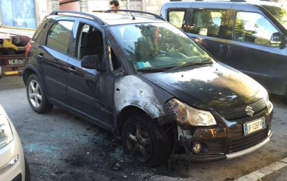 Corto circuito distrugge un Doblò lasciato in sosta