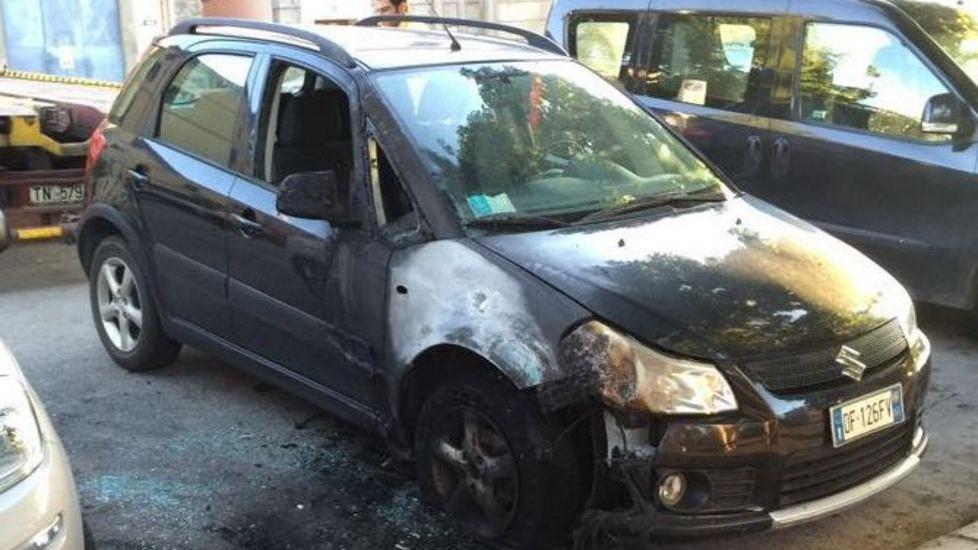 Corto circuito distrugge un Doblò lasciato in sosta