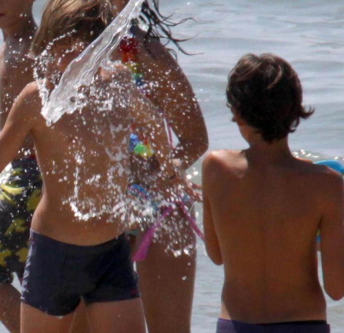 «Gavettoni e falò lasciati accesi vicino alla pineta»