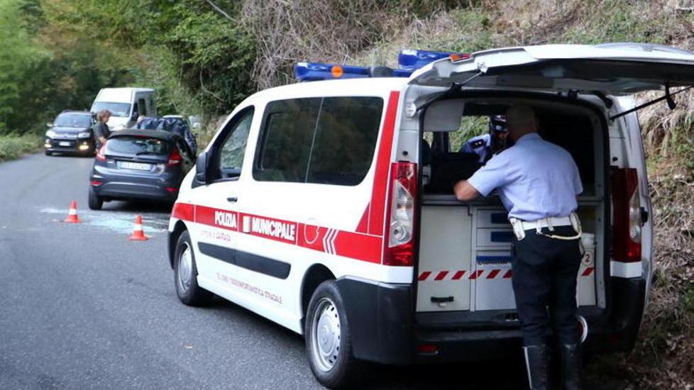 Si ribalta con l’auto, ferita una donna