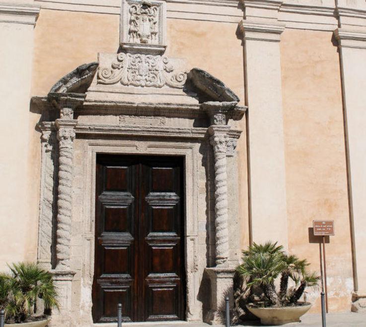 Restaurato il portone della chiesa “firmato” da Clemente 