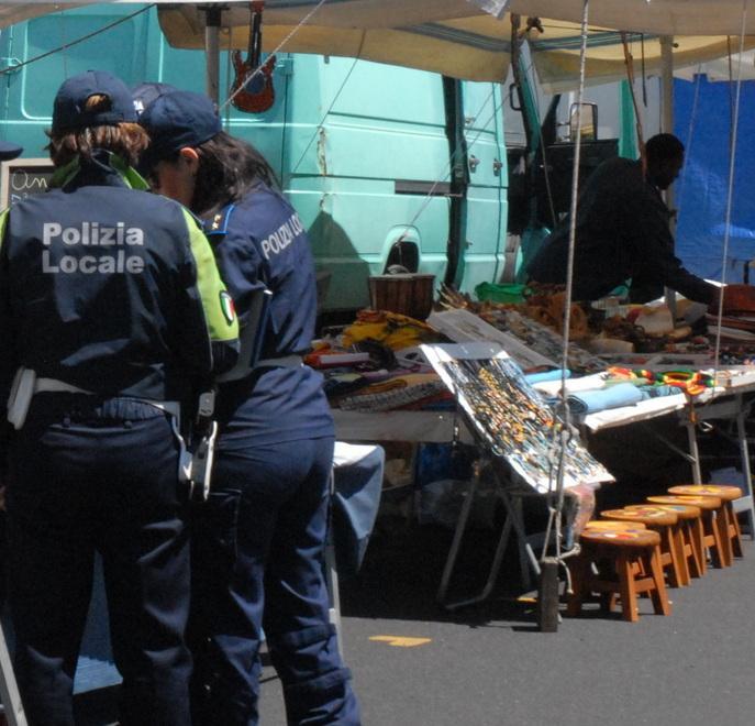 Ambulante morde i vigili per evitare un controllo