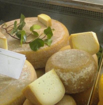 Non è mai troppo tardi per riscoprire un carrello di formaggi sardi a fine pasto