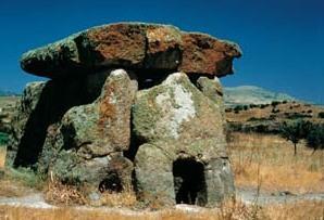 Archeologia, il dolmen di Mores sarà “liberato” dalla gabbia 