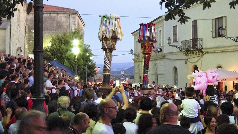 I candelieri fanno il pieno: folla a Nulvi e Ploaghe 