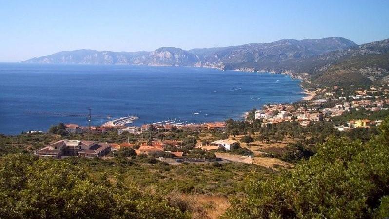 Fioriere nuove a Cala Gonone grazie al lavoro dei volontari 