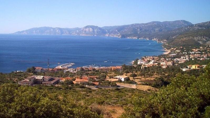 Fioriere nuove a Cala Gonone grazie al lavoro dei volontari