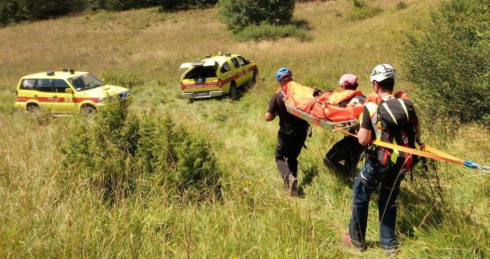 Si infortuna sulla via Vandelli Soccorsa nel bosco in barella 
