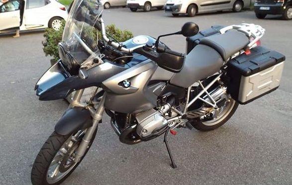 Gli rubano sotto casa moto Bmw 