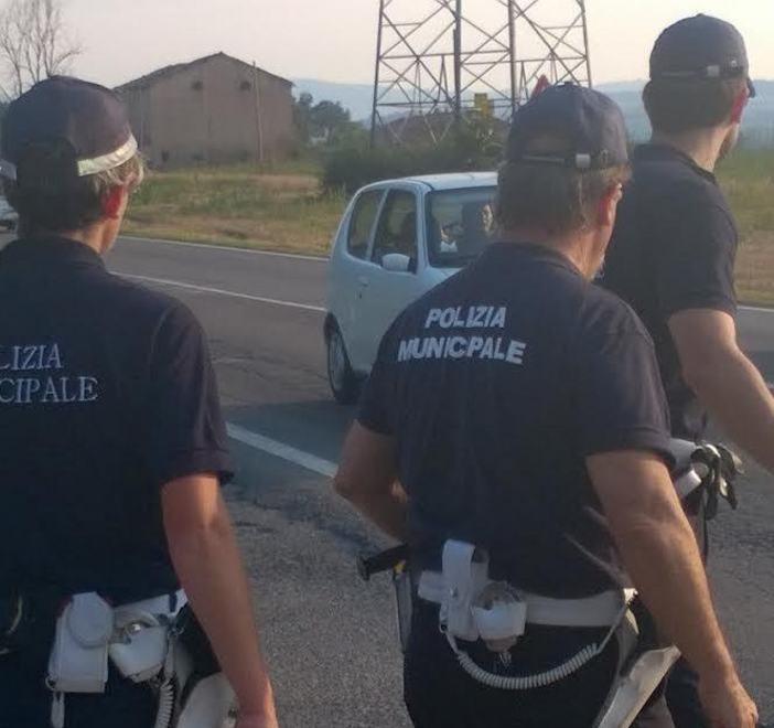 Finisce nella rotatoria e fugge Ricercato, trovato e multato